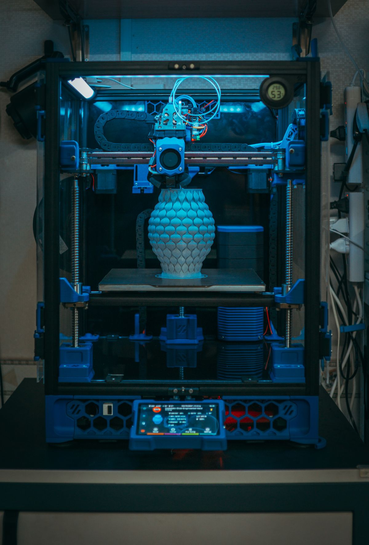 Sarmal desenli 3D baskı vazo